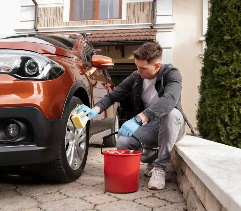 Lavage auto à domicile Tréméven : professionnel intervenant sur un véhicule